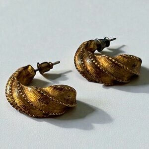 Vintage ‘80s Luxury Gold Tone Elegant Twisted Hoop Earrings